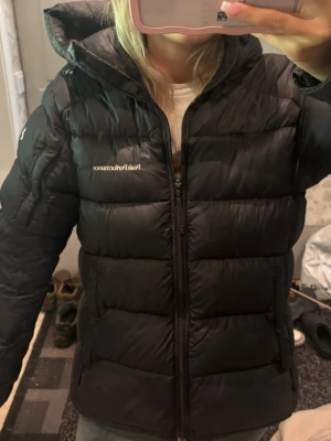 Svart dunjacka från Peak Performance - Säljer en svart dunjacka från peak. Den har ett hål som inte syns så jätte mycket