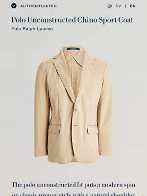 Beige chinoskavaj från Polo Ralph Lauren - Stilren beige chinos blazer från Polo Ralph Lauren. Jackan är för stor för mig så den har aldrig används och alla lappar är kvar. Första bilden är det som dyker upp när man skannar qr koden. Nypris 4295. 