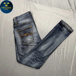 Nudie Grimtim - Säljer nu dessa feta Nudie - Grimtim🙌 ~ Stl 29/32 ~ Skick 9,5/10 ~ Nypris 1800kr - vårat pris 599kr🤩 ~ Modellen är 180cm och väger 65kg🙌 ~ Hör gärna av er vid minsta fundering eller önskan av fler bilder!💯🤝💭