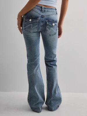 Bootcut ljusblå jeans med fickdetaljer - Säljer ett par ljusblå bootcut jeans med snygga fickdetaljer bak, inklusive vita knappar och dekorativa sömmar. Jeansen har låg midja och klassisk femficksdesign. Perfekta för en avslappnad och trendig look.