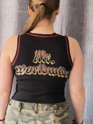Pitbull merch Linne - Pitbull merch linne direkt från konserten i Stockholm 23/6-2026. Aldrig använd. Ändrade mig när jag kom hem bara, inget fel på den över huvudtaget. Därför säljs den till inköps pris på konserten. Size Small men passar även Medium. Vid runt halsen. Glitter pallietter runt texten på tröjan.