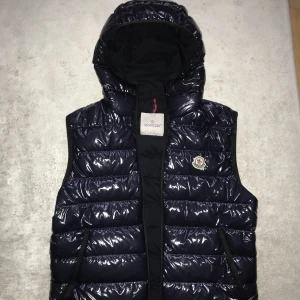 Moncler väst - Säljs billigt, pga lite repor vid dragkedjan, men inget som syns eller får den att se ful ut,                          600kr snabb affär, pris kan ej diskuteras