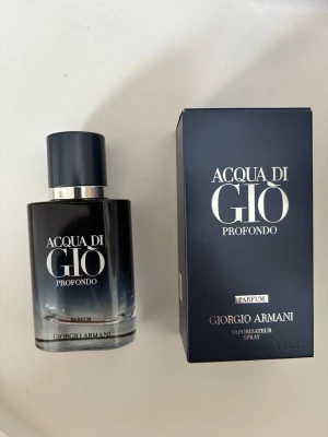 Acqua di giò Profondo parfum - Tja! | Säljer en parfym från Acqua di giò linjen från Giorgio Armani | har ca 25ml kvar av 30ml | Köpt på Kicks | Och luktar riktigt gott! | perfekt för nån som gillar lätta, fräscha och unika dofter | Skriv vid minsta fråga!