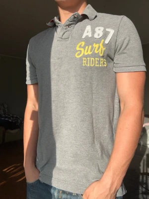 Aeropostale vintage piké - Riktigt snygg piké från Aeropostale i storlek M🤩! Modellen är 177cm lång. Pikén är i toppskick utan defekter. Tveka inte på att ställa frågor eller skicka prisförslag!😁