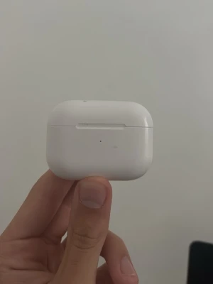 AirPods Pro - Säljer mina gamla AirPods Pro, de fungerar fortfarande men läcker lite om man spelar för hög musik. Skalet är inte original eftersom det gamla gick sönder, så det är nyköp och fungerar mycket bra. De är bra skick för att ha varit med länge, man hör tydligt och de fungerar bra. Hör av er vid mer frågor! Bara AirPods fins kvar ingen låda elr öronpluppar finns kvar.