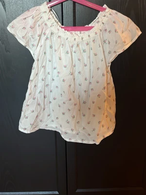 Vit blommig blus💗 - Aldrig använd💗
