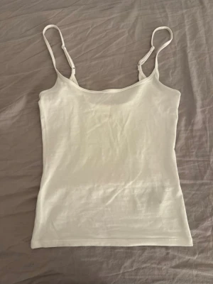 Gina Tricot basic linne - Säljer då den inte kommer till användning. Den har justerbara axelband!