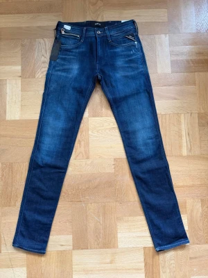 Mörkblå jeans från Replay - Mörkblå jeans från Replay, storlek W29 L34 med passformen Anbass 