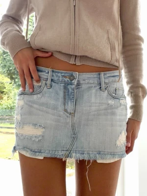 Abercrombie & fitch lågmidjad kjol - Rakt över midjemått: ca 41cm. Frakt 24h. 