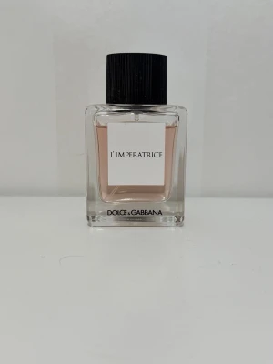 D&G l’imperatrice edt 50ml - Dolce&Gabbana L'Imperatrice blandas exotiska frukter, såsom vattenmelon, i en perfekt alkemi med sensuella blomnoter av cyklamen och ljusa träslag för att skapa en doft som är saftig
