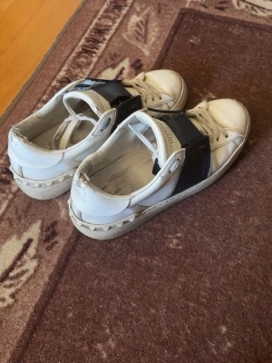 Valentino skor - Säljer mina valentino skor då jag har andra. Ena skosnöret har åkt av lite så har knutit ihop det med en svart liten del. Men inget man tänker på om man stoppar in snörena i skorna. Pris kan absolut diskuteras 