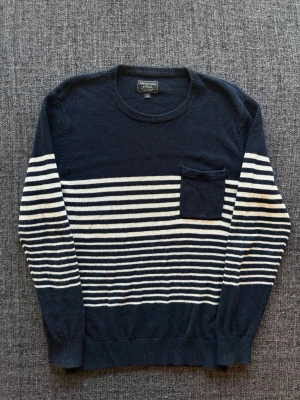 Abercrombie & fitch tröja ~ sällsynt  - Säljer nu denna sjukt snygga Abercrombie & Fitch tröjan | st M ~ 175–185cm | passar perfekt nu till kyligare dagar! Modellen produceras inte längre och är därav väldigt sällsynt. Kan även gå ner lite i pris vid snabb affär🍁🫶
