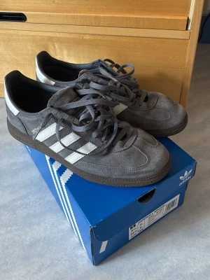 Adidas spezial  - Snygga Adidas sneakers i super fint skick, knappt använda. Säljer då jag inte använder dom tillräckligt mycket. Storlek 43 och 1/3 men skulle säga att de passar storlek 42/43. Det är det jag har i olika skor.