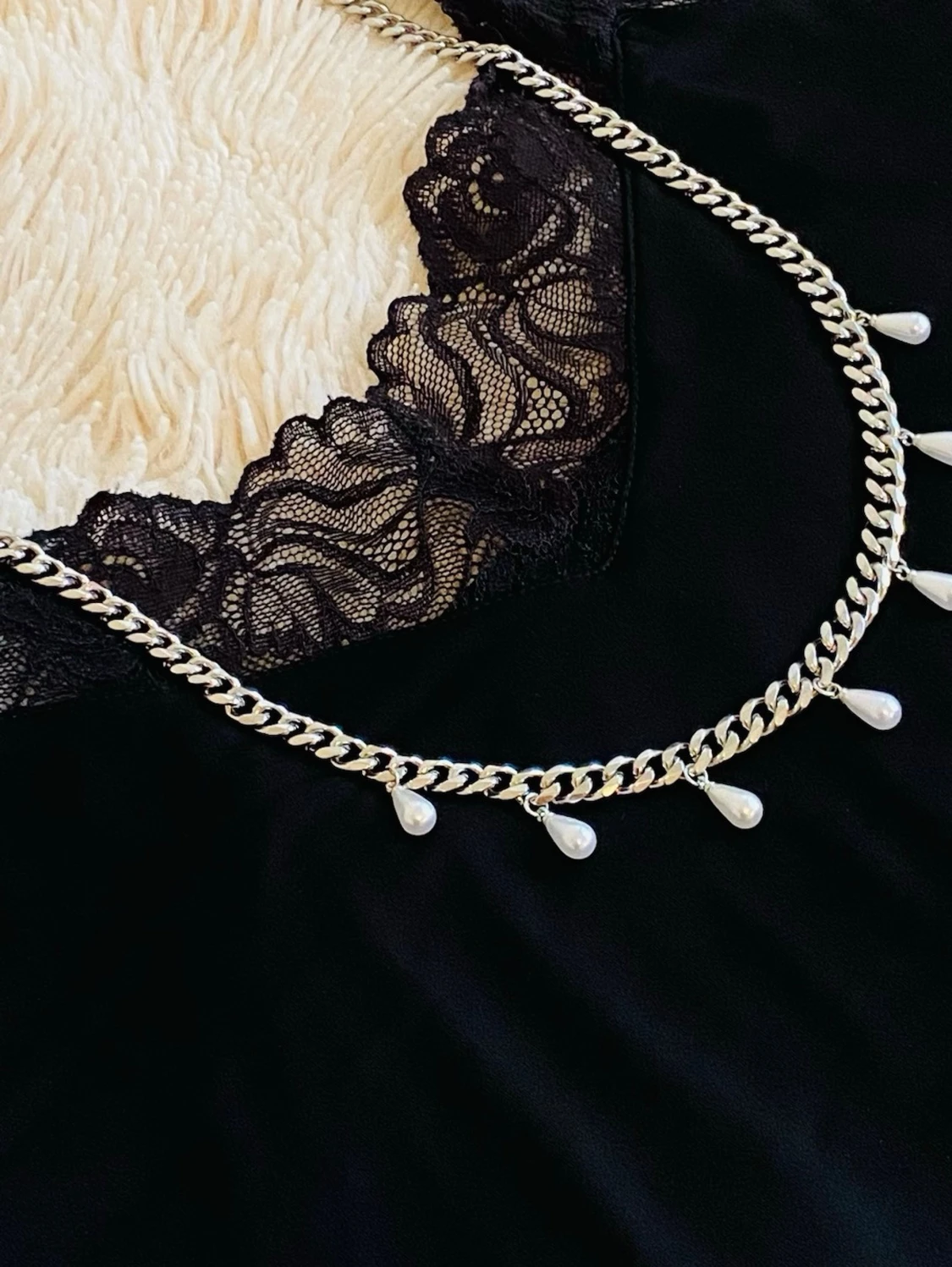 Silverfärgat halsband med pärldroppar - 1