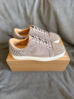 Louboutin Skor  - Gråa Louboutins med nitar fram och bak || Storlek 41 || Box och dustbag medföljer 