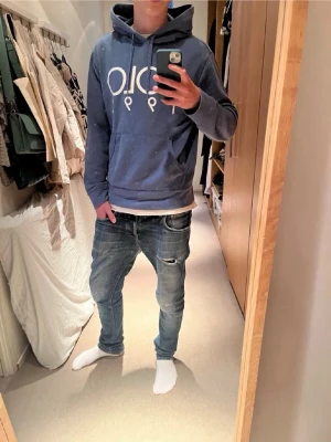 Ralph Lauren hoodie  - Tjena, säljer nu denna riktigt feta Ralph Lauren hoodien i blå, med loggan POLO 1992-logga. Skicket är väldigt bra skulle säga 9/10. Stoleken är M, killen på bilden är 182 cm. Denna hoodien är väldigt sällsynt och eftertraktad. Släng iväg ett dm för frågor! 🍾🙌
