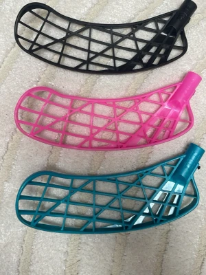 3 pack air 1 blad från zone - Säljer tre innebandyblad i pp plast, en svart, en rosa och en turkos. Bladen har ett öppet rutmönster och är böjda för bättre bollkontroll. Perfekt för dig som vill byta blad på din innebandyklubba och testa olika färger. Prisförslag kan vi snacka om