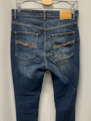 Nudie jeans | hightop tilde - Fint skick utan några defekter, tjej jeans i storlek W33/L30 i modellen hightop tilde