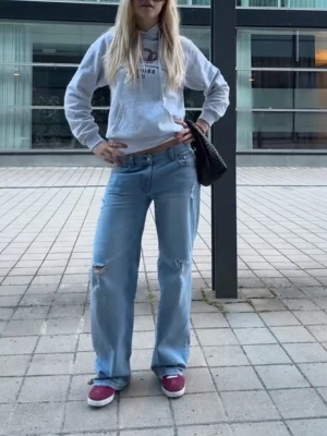 Ljusblå slitna raka jeans - Nelly. Ganska använda. Passar mig som är 180cm. Säljer ett par ljusblå jeans med raka ben och slitningar på knäna. Jeansen har klassisk femficksmodell och normal midja. Perfekta för en avslappnad och trendig look.