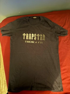 Trapstar - Trapstar t shirt i färgen mörk blå.