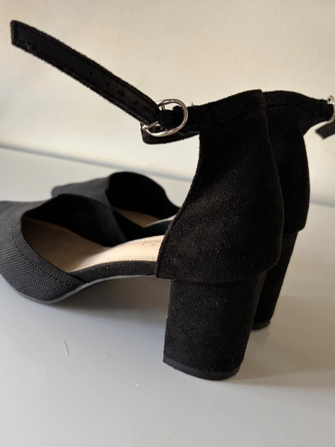 Svarta pumps med ankelrem och blockklack - 2