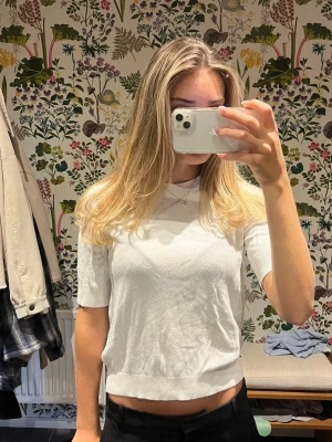 Vit croppad stickad topp från lager 157 - Snygg vit tröja från lager 157. Bara att skriva om det finns någon fråga!💕