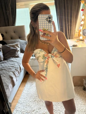söta blommiga klänningen från zara - den söta kända vita klänningen från zara med blom detaljer upptill. är strl XL men jag bär M och är bara lite för stor så passar L och kanske M