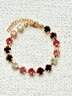 Armband burgundy/rosa  - Snyggt armband med stora, runda stenar i olika färger som rött, rosa, vinrött och klara stenar. Guldfärgad kedja och justerbar längd. Perfekt för dig som vill ha något som sticker ut och ger lite extra bling till din stil. Fina att kombinera med andra egna smycken, se sista bild för inspiration✨✨✨✨. 