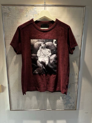 Vinröd limitato t shirt - Vinröd limitato mocka t-shirt med ett stort svartvitt fototryck på framsidan. Hör av er vid minsta lilla fråga och priset kan diskuteras 💯💯