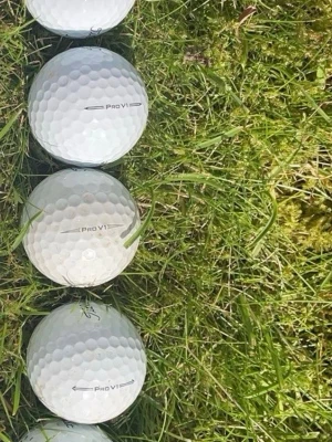 Golfbollar Pro V1 vita - 6 vita golfbollar av modellen Pro V1 med klassisk dimple-yta. Perfekta för dig som vill ha bra känsla och kontroll på golfbanan. Säljes i set om fyra stycken.