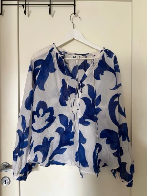 Jätte fin blus från h&m  - Jätte fin blå vit blus!