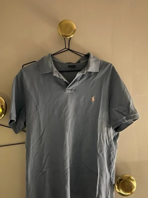 Ralph lauren pique  - Det är en ralph lauren piqe i storlek l men passar även m pågrund av dens custom fit