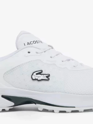 Vita golfskor från Lacoste - Snygga vita golfskor från Lacoste med klassisk krokodillogo på sidan. Skorna har ovandel i mesh och syntet, snörning och greppvänlig sula med dobbar för bästa fäste på golfbanan. Perfekta för dig som vill ha stil och funktion på greenen. Nya lappen bort dock 