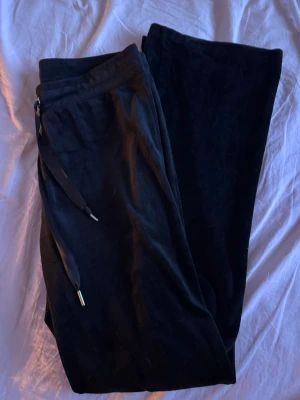 Mjukisbyxor  - Jättesköna varta velour mjukisbyxor. Använda men inget som syns.