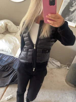 Svart cardiganjacka från Moncler - Snygg svart cardiganjacka från Moncler den är jätte fint skick inga märken eller skador på den som ny 