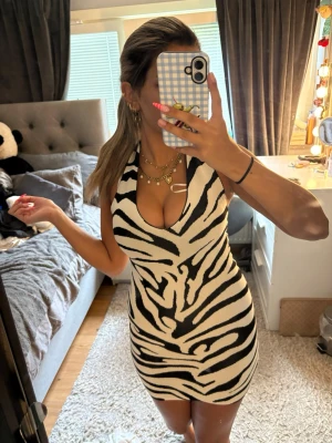 zebra klänning - kommer sälja dessa på min live söndag 23/8, man kan även köpa de innan liven annars! skriv vid frågor💞 