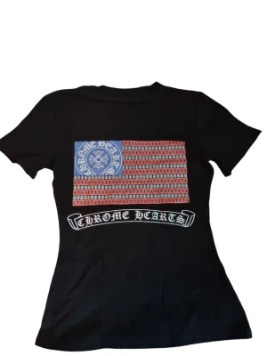 Svart Chrome Hearts t-shirt - Säljer en eftertraktad svart t-shirt från Chrome Hearts som aldrig använts. Priset är ej hugget I sten så tveka ej på att buda🙌