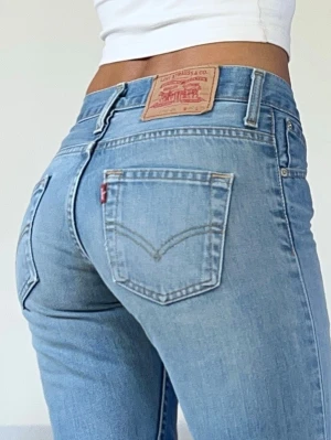 Levis jeans - Vintage Levis 516💕 midjemått 73cm (35cm rakt över)💕 innerbenslängd 85cm💕OBS sitter tajt💕 jag är 165