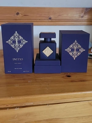 Initio Side Effect 90ml - Först och främst vill jag säga att jag genuint vet inte hur plattan på toppen blev så rostig 🥲  Ca 85ml av 90ml, Jag köpte denna från Deloox för ca 2400kr, av någon anledning kan jag inte hitta kvittot, email har tagit bort alla Main från och med 1st Juli.   Hoppas alla detaljer är med, skickar samma dag med full presentation och en Sample från Diors Private Line! Säljer för mycket mindre för jag försöker sälja snabbt!😄