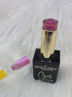Miss Fancy gel polish pink Dreams  - Effekt lack I färgen pink Dreams från missfancy professional, ej helt täckande men perfekt att lägga över andra geler för en fin effekt