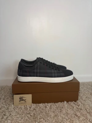Burberry Skor - Låga sneakers med den klassiska rutdesignen, stilrena detaljer och en ren silhuett. Skapad för dig som uppskattar diskret elegans och exklusiv design ett självklart val för alla tillfällen.