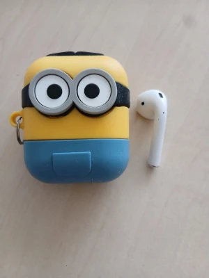Minion AirPods-fodral - Säljer ett AirPods-fodral i silikon med Minion-design i gult, blått och svart. 