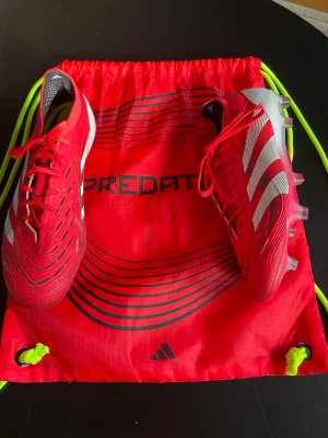 Adidas predator  - Säljer ett par adidas predator elite i storleken 38,2/3, skopåsen medföljer och skorna är i bra skick fast är lite smutsiga pga konstgräs användning. Men annars i bra skick 