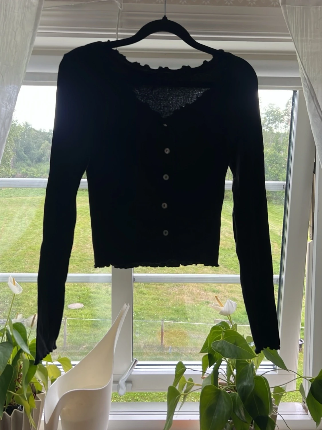 Svart croppad cardigan med knappar