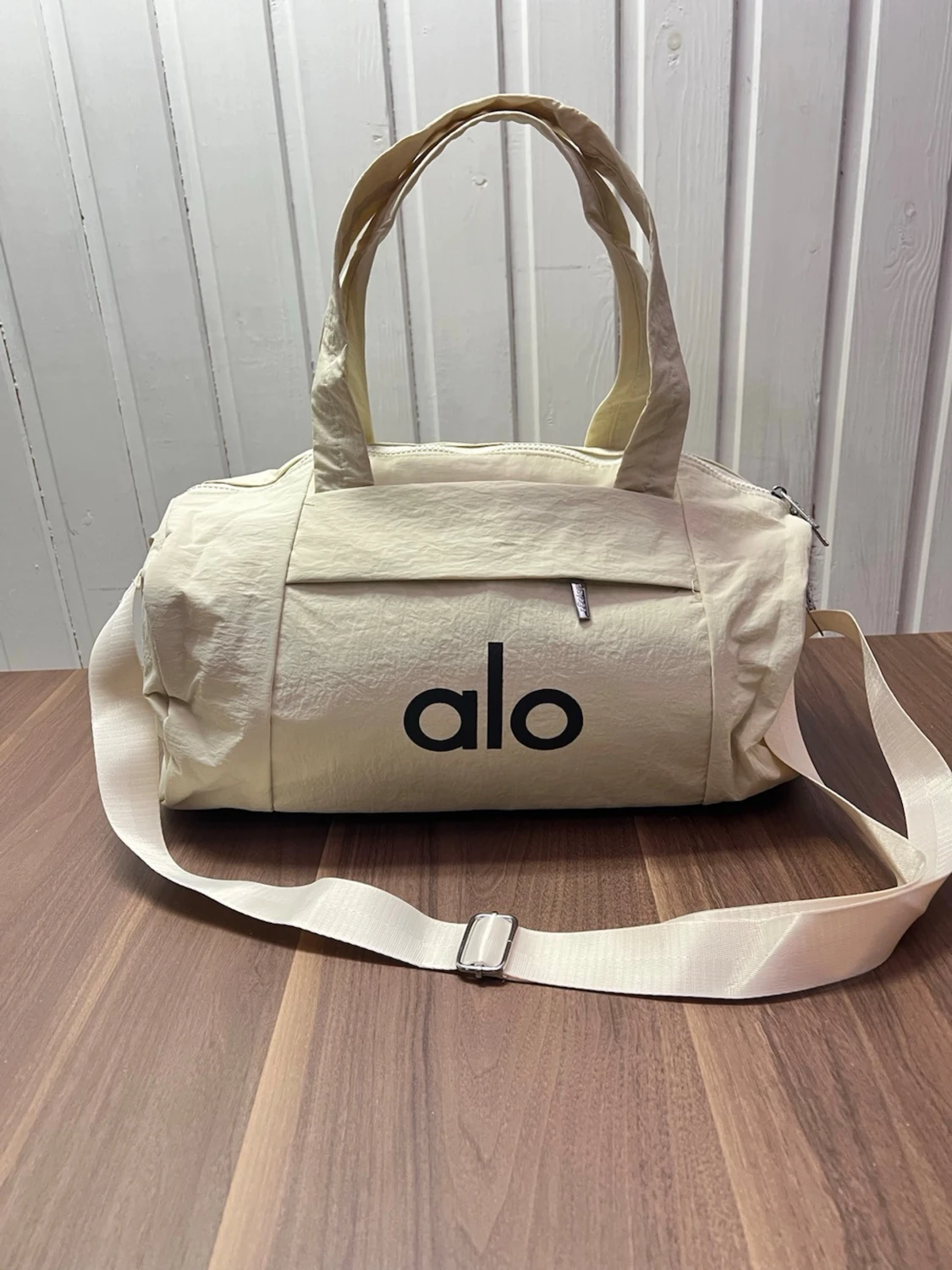 Beige duffelbag från alo
