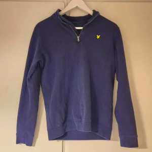 Lyle&scott half zip - Hej! Jag säljer nu denna half zip, är i super bra skick inga defekter, är stl 12-13 men är lite större, passar 158-168