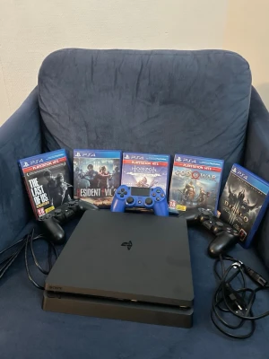 PlayStation 4 slim   - Säljer min PlayStation tillsammans med 3 konsoler & 5 spel. Den är knappast använd och är så gott som nyskick. Hör av dig vid intresse! Kan hämtas upp i Örebro
