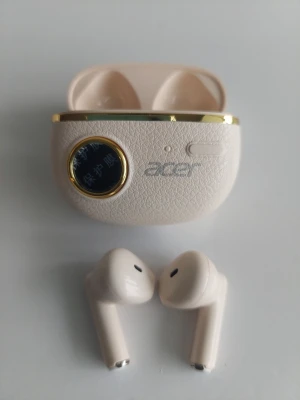 Beige trådlösa in-ear hörlurar Acer - Snygga trådlösa in-ear hörlurar i beige med gulddetaljer och laddningsetui. Etuiet har en rund digital display som visar batterinivå. Hörlurarna har stilren design och passar perfekt för musik och samtal på språng.
