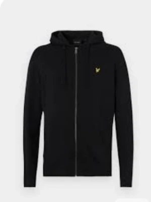 Svart hoodie från Lyle & Scott - Svart hoodie med dragkedja från Lyle & Scott. Klassisk design med huva och snörning, samt gul broderad logga på bröstet. Perfekt för en avslappnad och stilren look. Tillverkad i mjukt material för extra komfort.