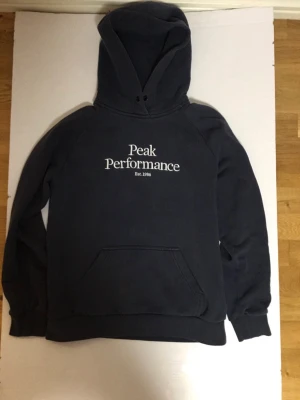Peak Performance Hoodie - Säljer en Peak Performance hoodie som jag inte längre använder! Skriv till mig på dm om du har funderingar!